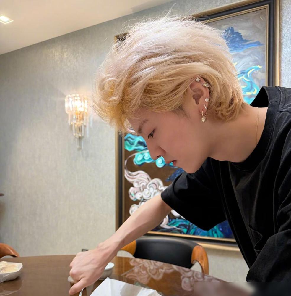 邓超用7年告诉你，鹿晗到底是个什么人。当年跑男有一期隐藏摄像机。其实就是节目组搞