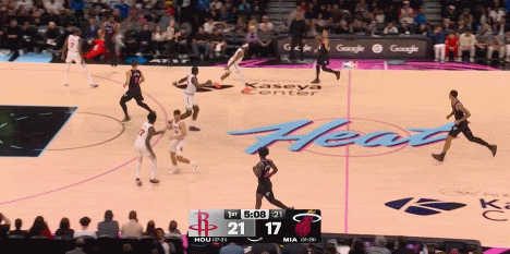 第一视角观察乌度卡与伊森对喷的导火索！第一节打到6分53秒，热火球员希罗持球进