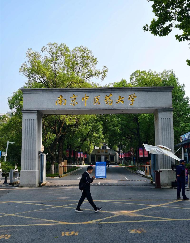 有人说以前的中医一次最多开三副药，急病都是先开一副后调方，但他没想过的那都是针对