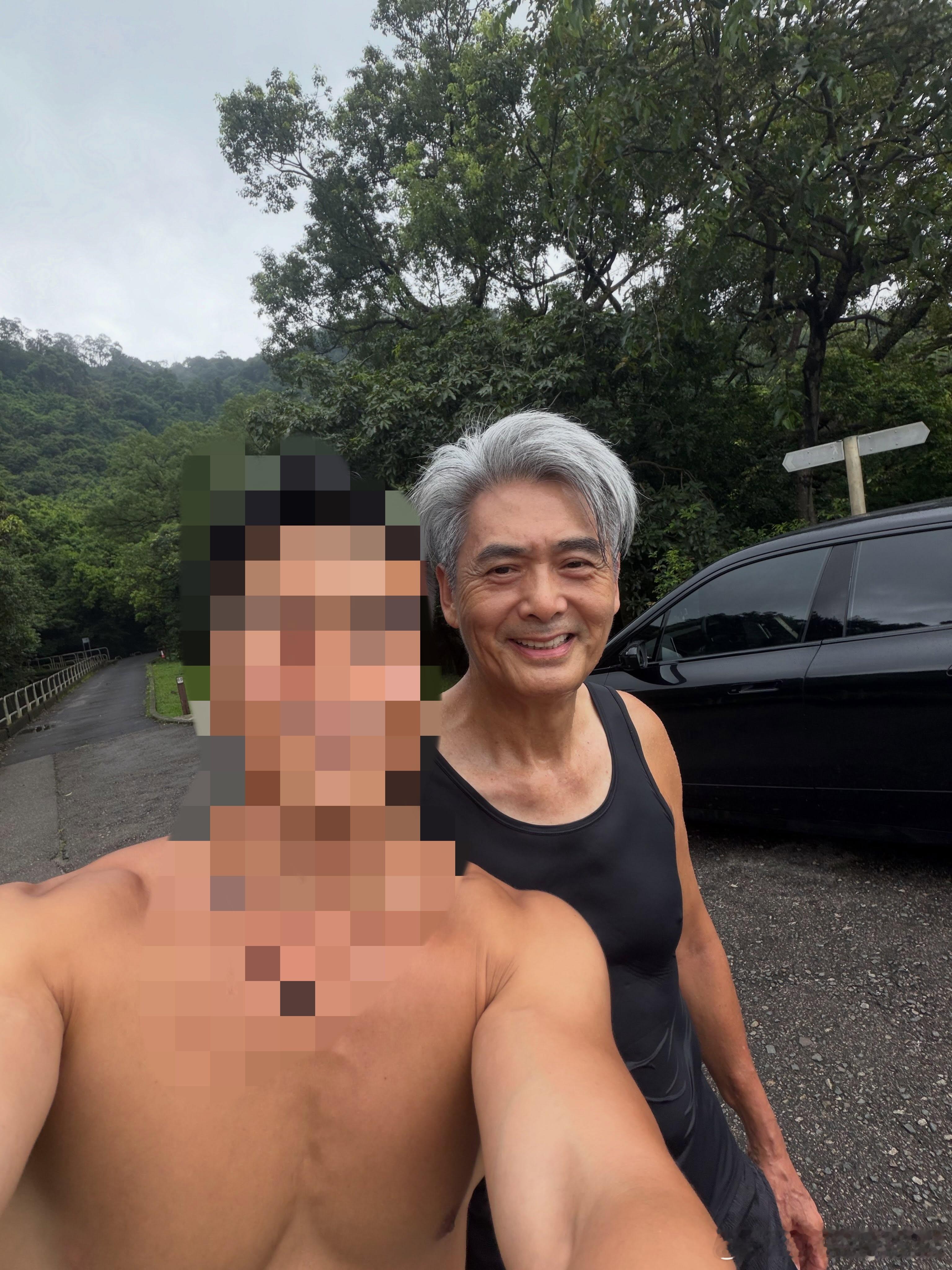 网友爬山偶遇周润发，实拍照片太有感触。没有精致造型，一头花白头发，满脸岁月纹路，穿着简单运动背心，待