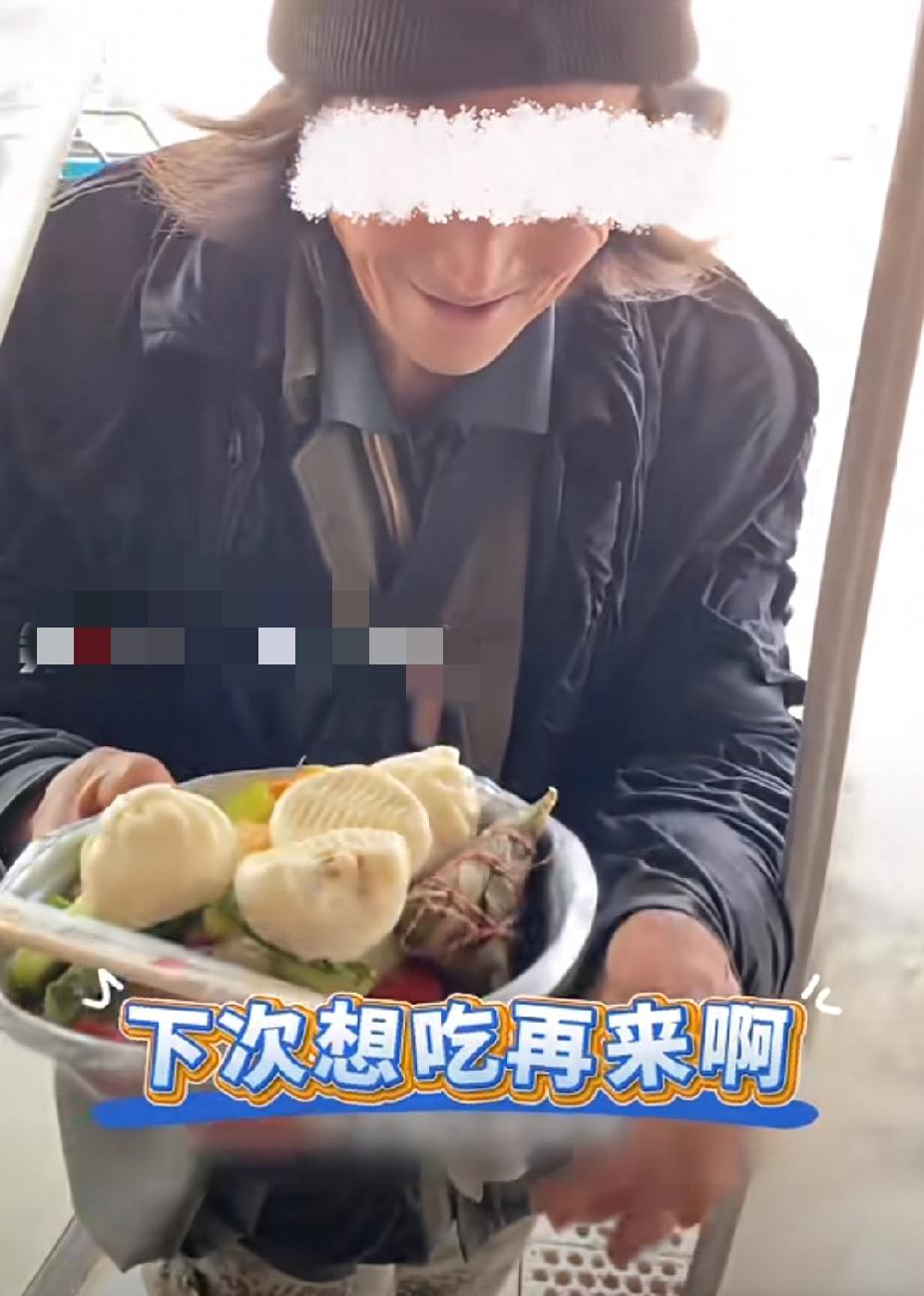 “你这几天到哪里去了，好几天没见你了！”12月2日，安徽一餐馆老板生气地问一位乞