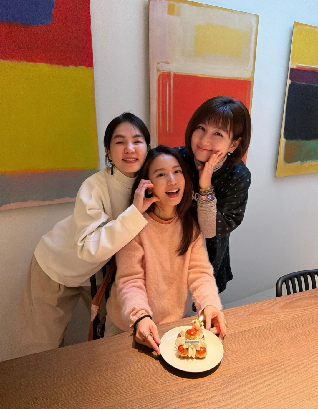 SHE又聚会啦！陈嘉桦和任家萱给好姐妹田馥甄庆祝43岁生日