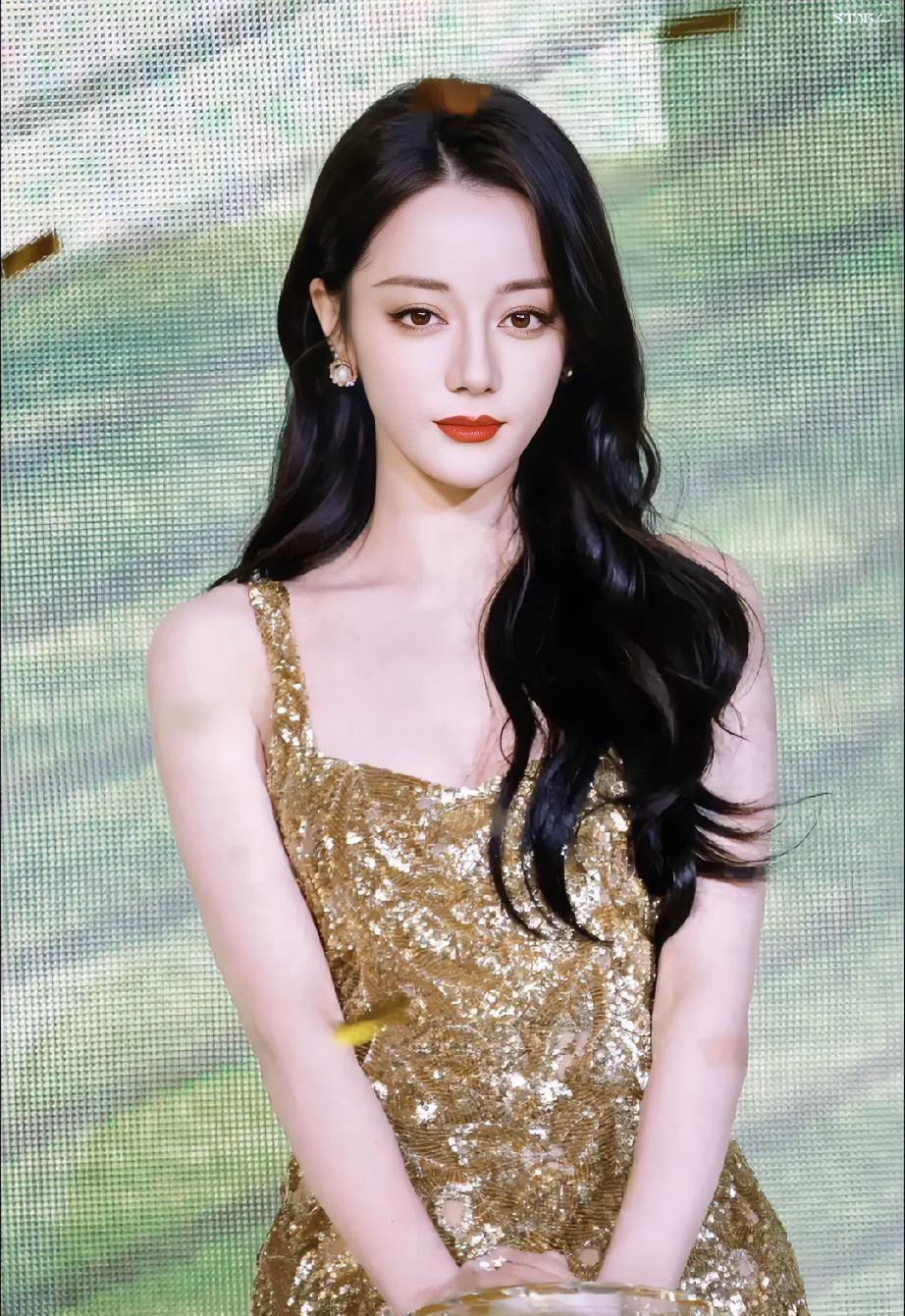 迪丽热巴没去巴黎，因为导弹碎片砸在了她头顶的航站楼。她当时就在迪拜机场T3，中