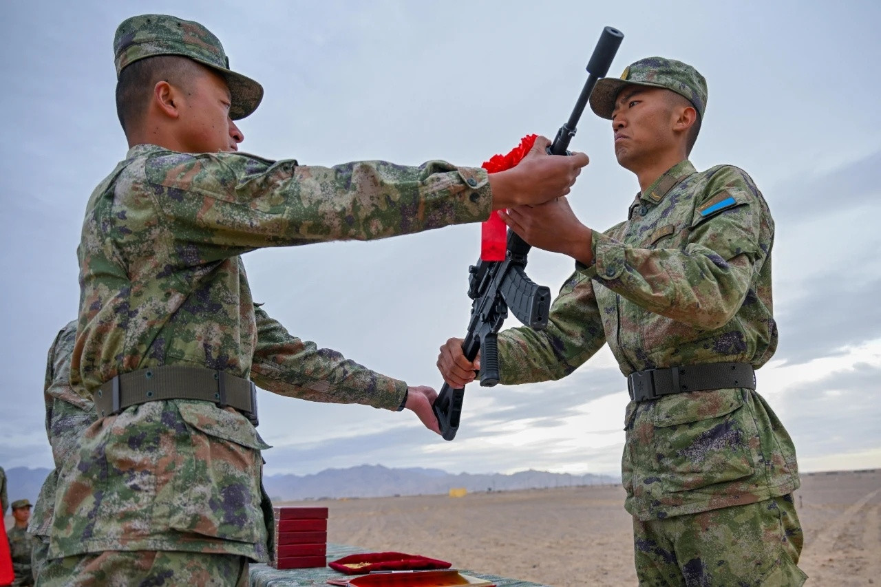 “模范空降兵连”新战友入连授枪（我们的天空）烽火问鼎计划​​​