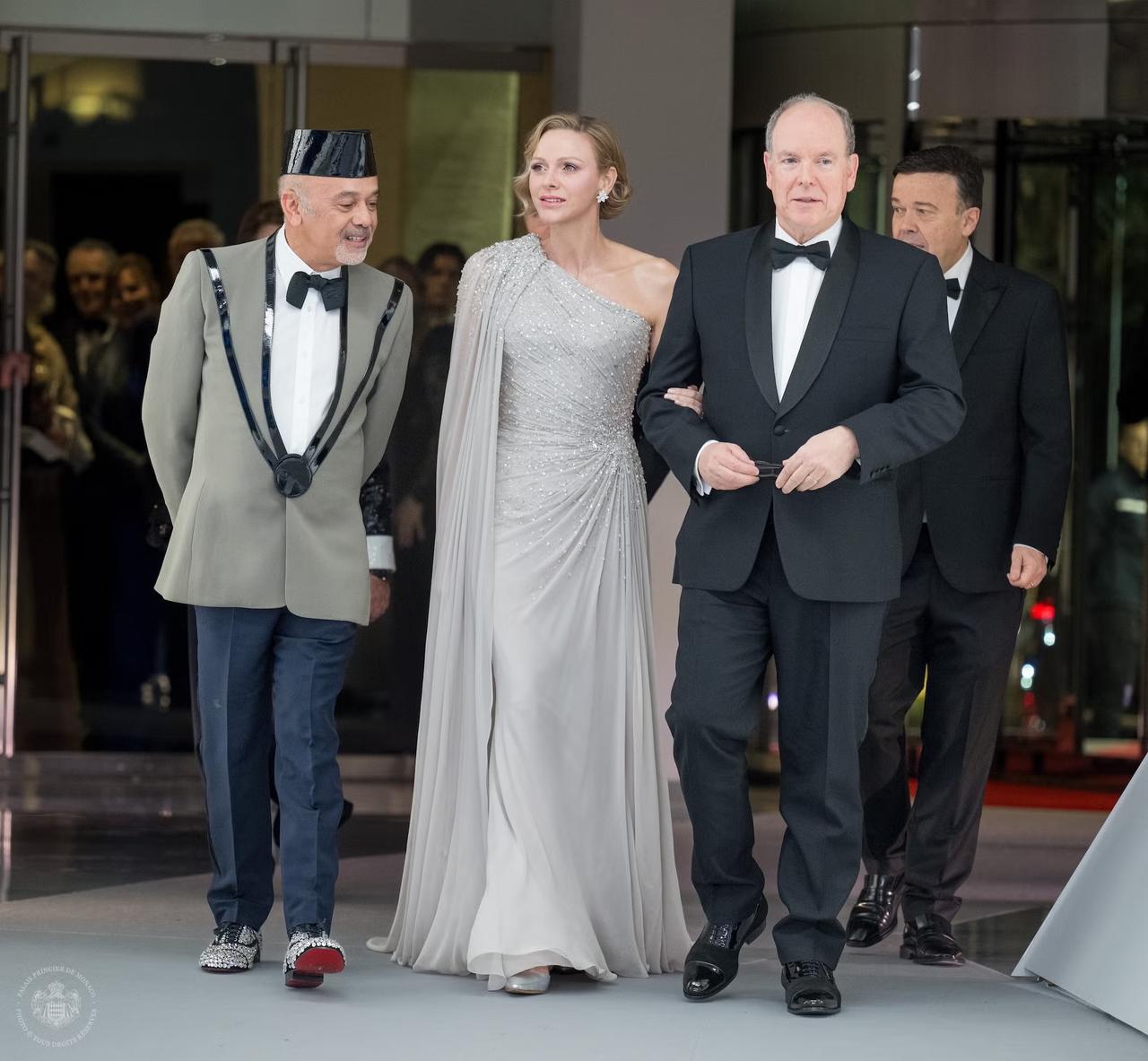 今年摩纳哥玫瑰舞会，主题居然是太空风。蒙特卡洛体育俱乐部接改成太空飞船综合体，工