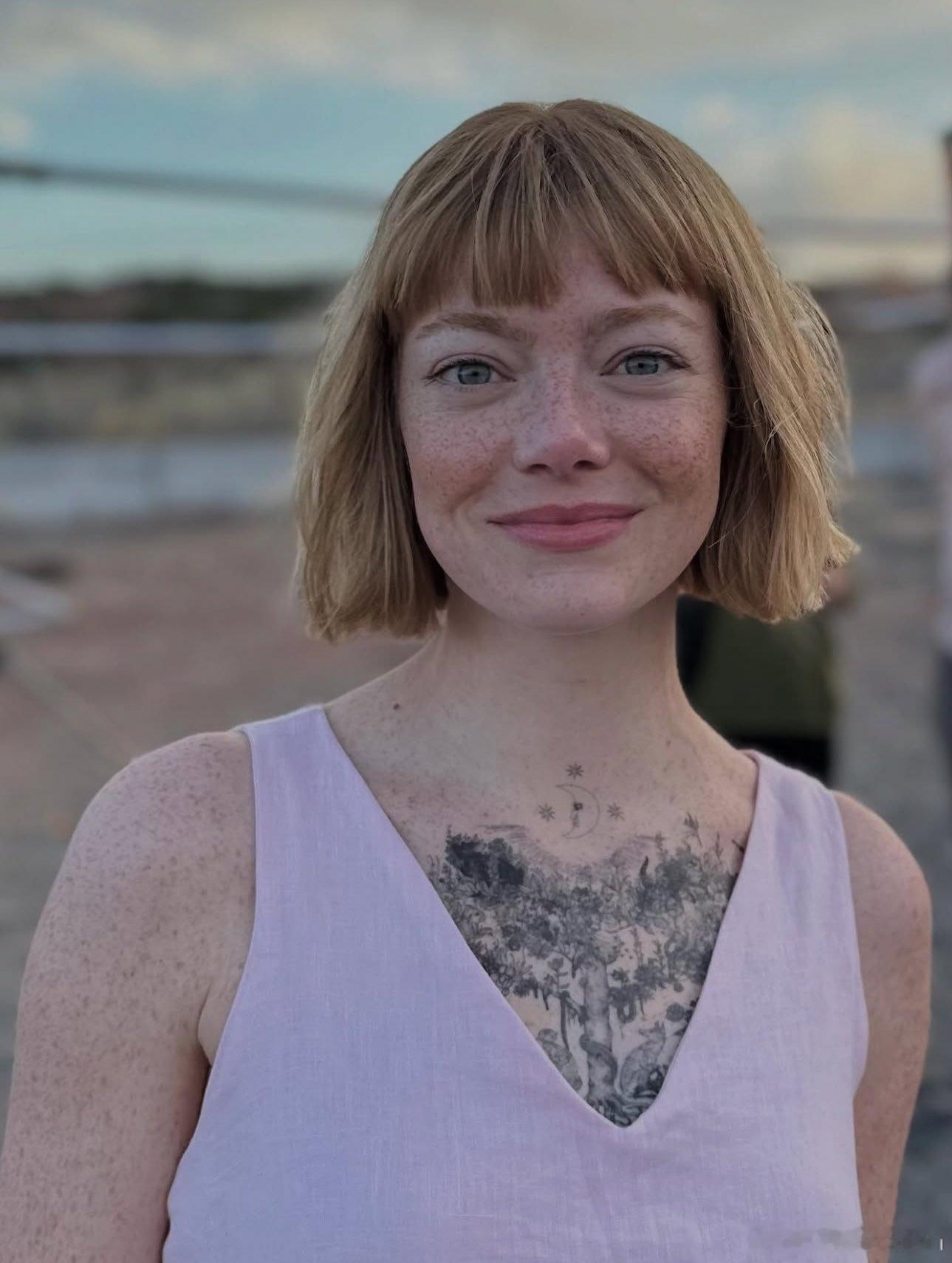 Emmastone艾玛斯通在新片《爱丁顿》里的另一个“雀斑”妆造，衍生到整个胳