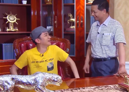 香港明星王祖蓝回家乡东莞探亲来到厚街舅舅开的家具厂展厅办公室，他对坐在老板椅上