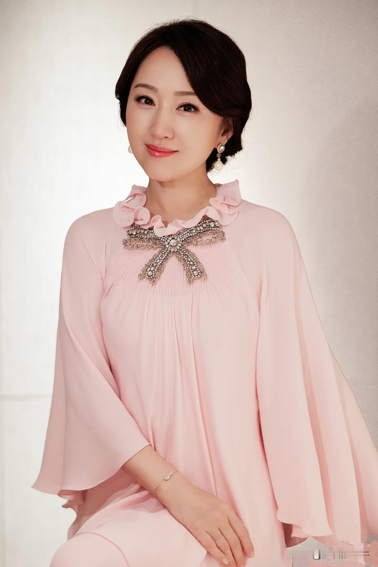 真是大言不惭啊，赖文峰的现任妻子，在直播间里居然说杨钰莹是“羊咩咩”。更