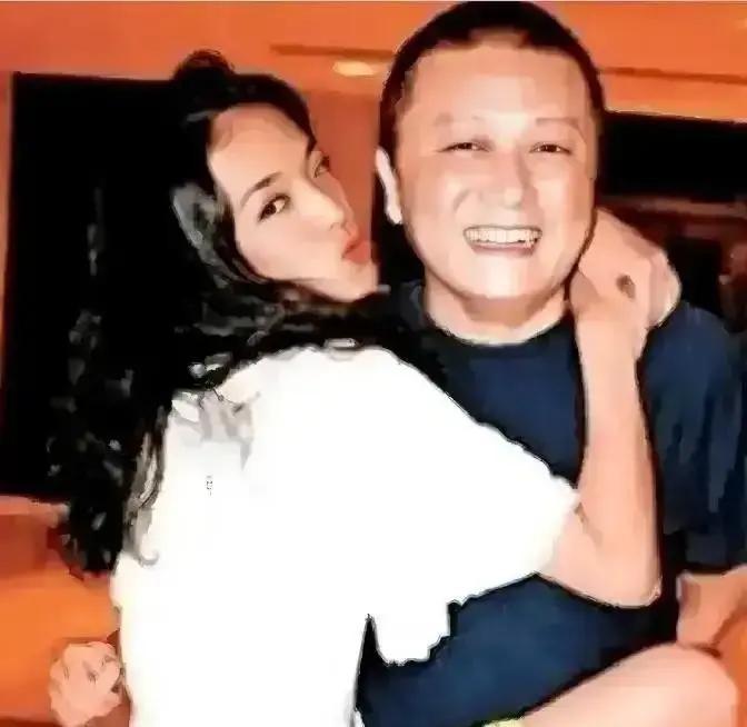 2008年杀青宴，舒淇一条腿挂王朔腰上。葛优拽了3次没拽动，王朔手悬了7秒没碰。