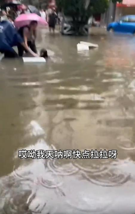 武汉部分地区遭遇30年一遇暴雨，10年老党员，44岁电动车老板路边举牌2小时，劝