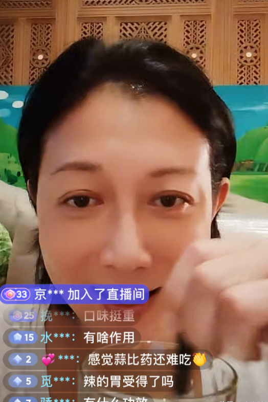 10月10日晚上，香港演员吴绮莉出现在直播间，吴绮莉说：“我妈妈已经去世了，我不