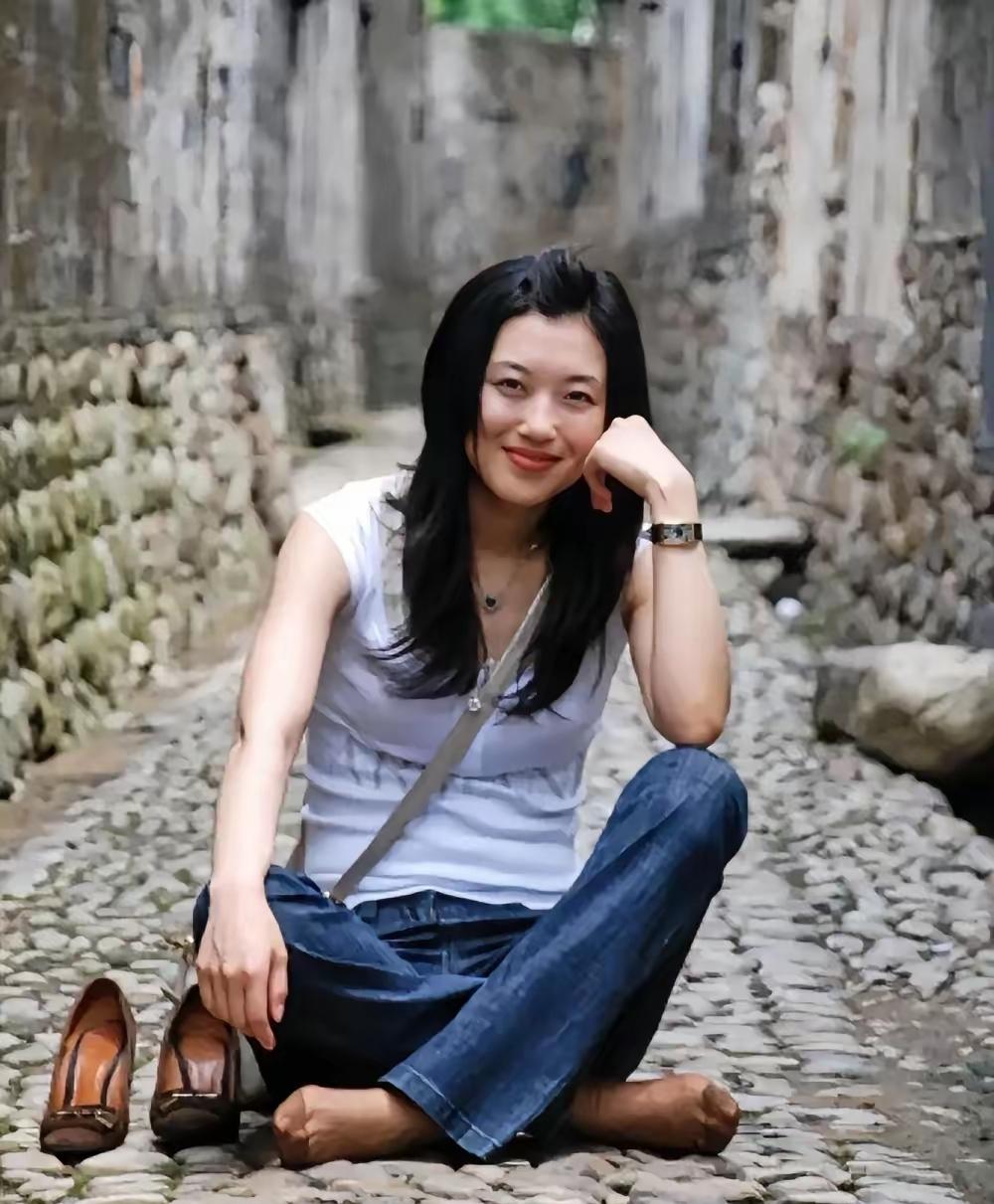 没有美颜，没有滤镜，没有化妆，纯天然的这位一姐，你能认出她是谁吗？