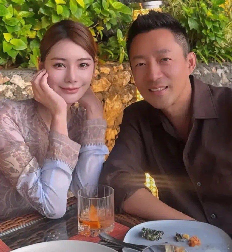 汪小菲带两个孩子去了巴厘岛度假，他搂着小玥儿超级宠溺！前几天马筱梅带着两个孩子现
