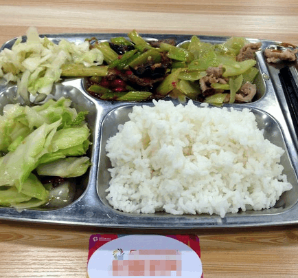 公司的食堂饭菜, 每天很丰盛很丰盛, 我从原来110斤吃到160斤!