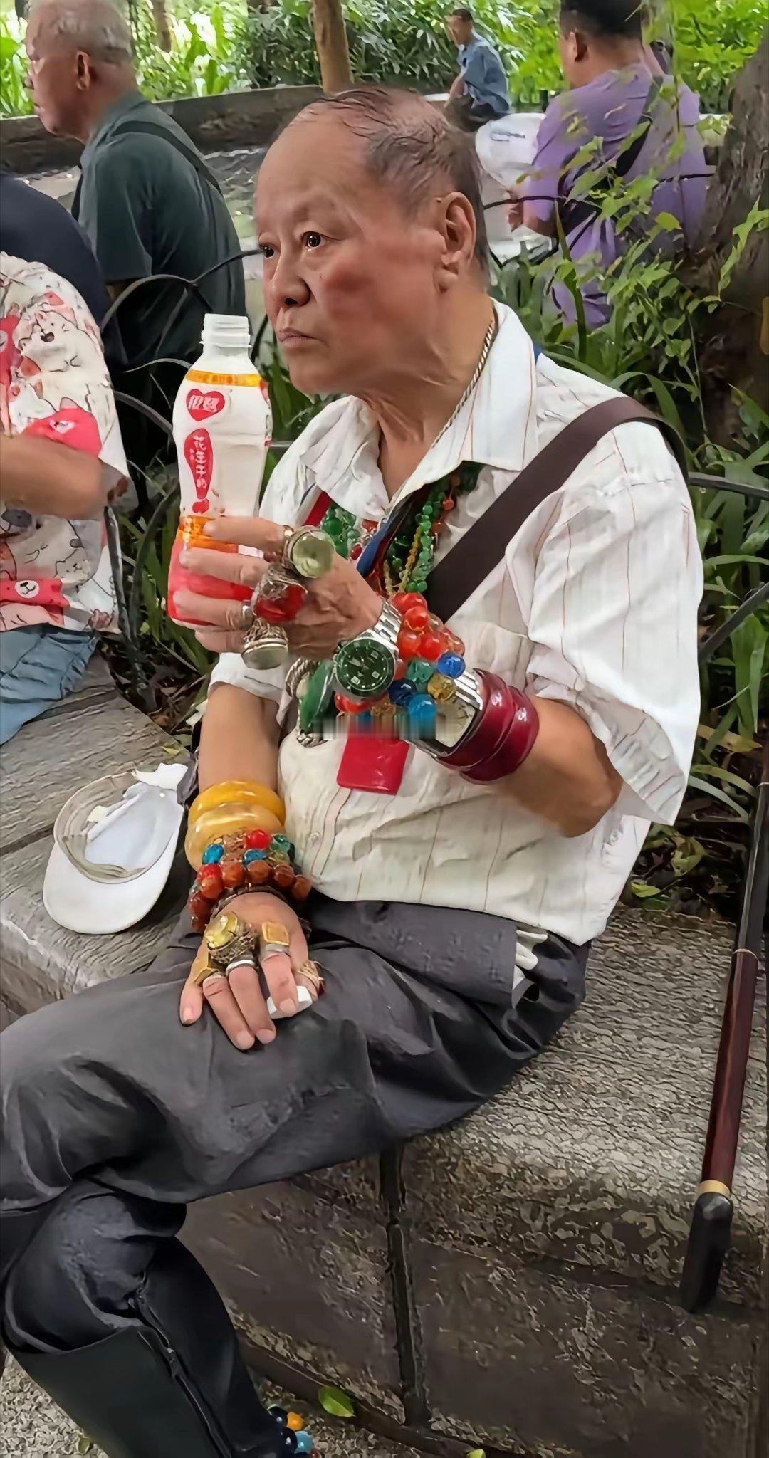大爷的佩戴挺讲究啊，一身的珠宝气息