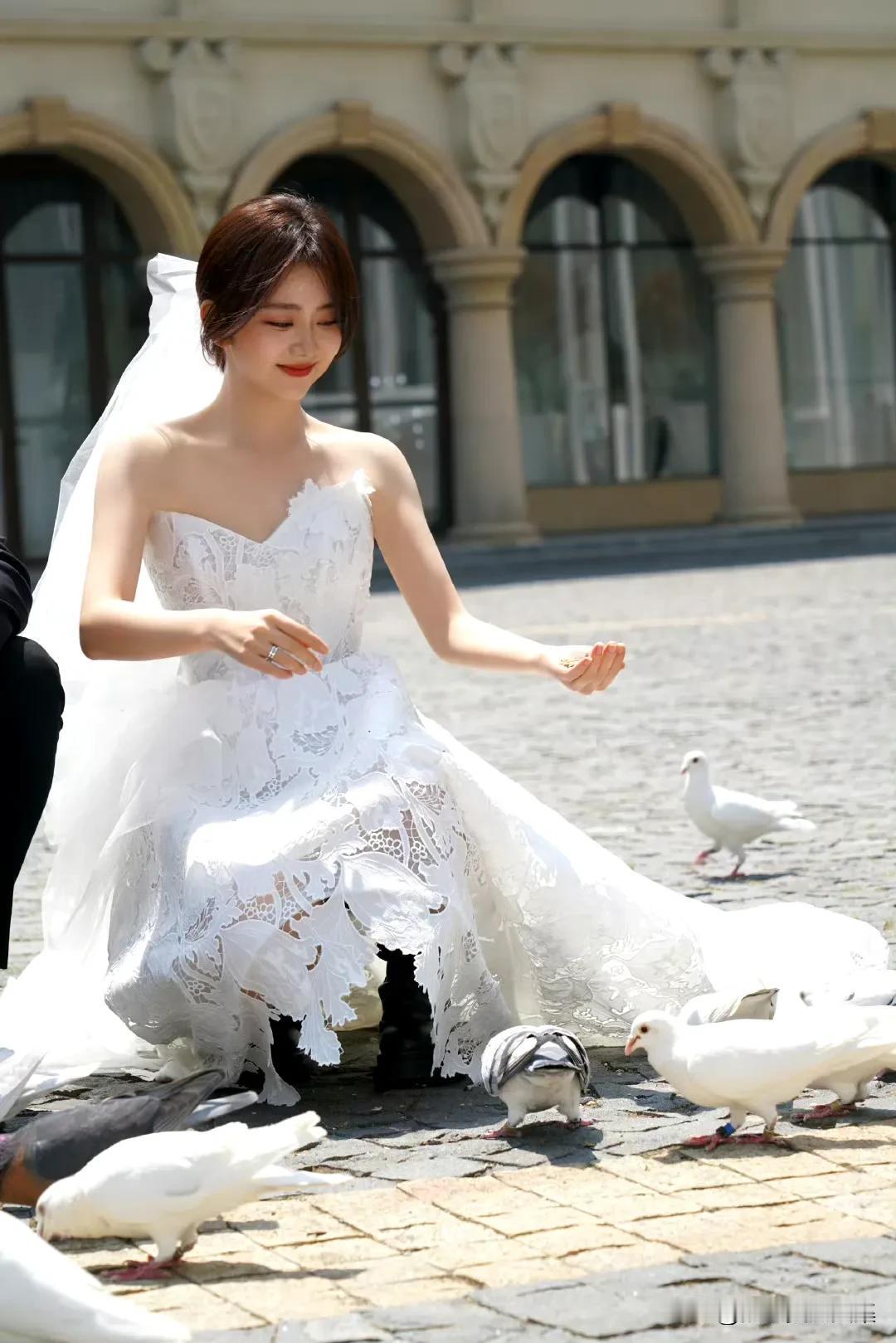 谭松韵穿婚纱的样子简直甜到我心巴上啦！她本身长相就甜美可爱，穿上婚纱后更像从童话