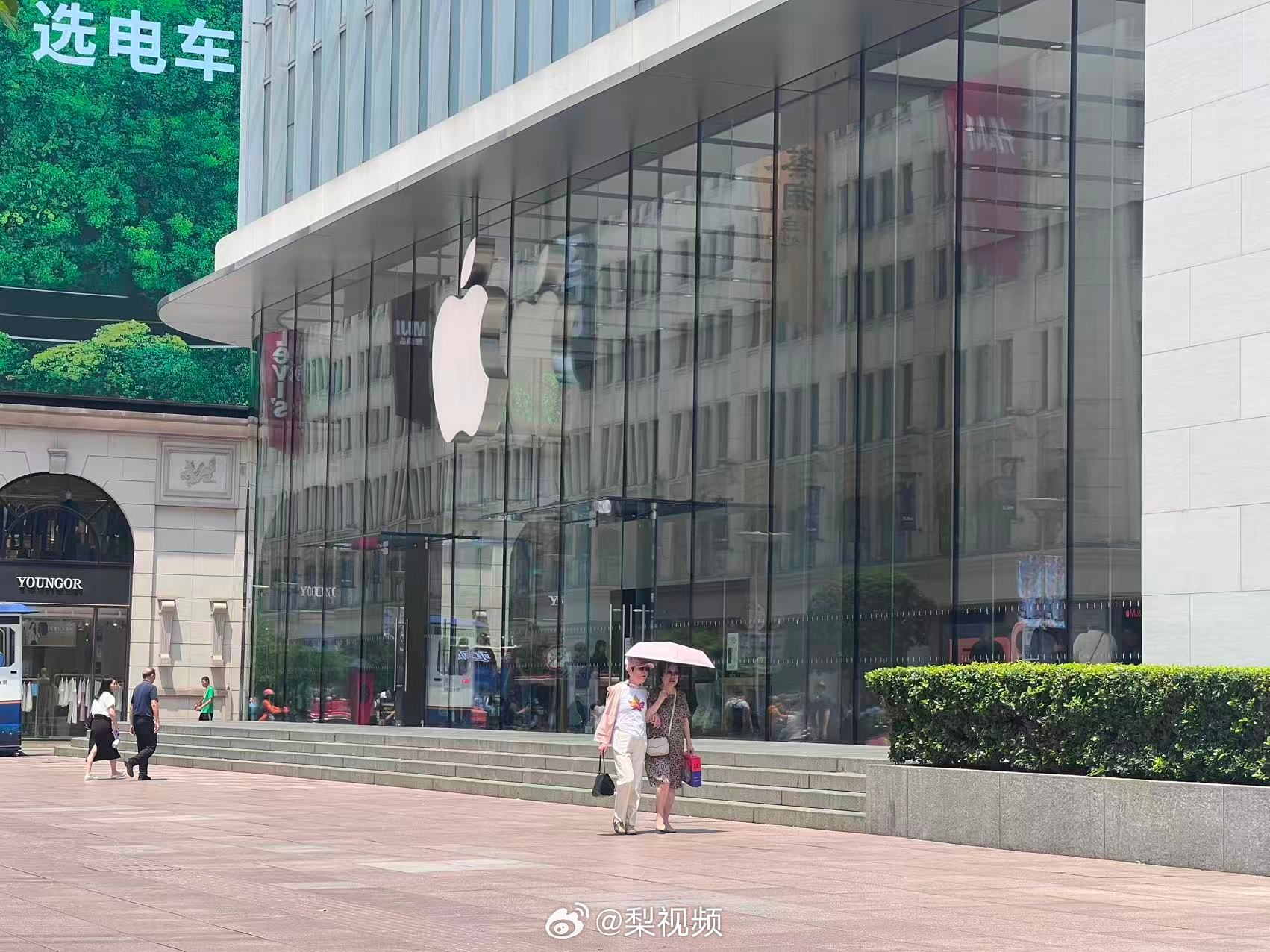 【苹果店员也被涨价整懵了】6月25日，因内存和存储芯片成本持续飙升，苹果已正式宣