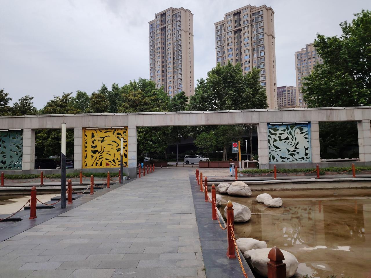 保洁一起谈俄国，路途遥远难旅游。官方新闻说签证，全面免签或将有。保洁期望