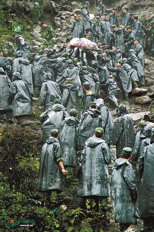 生生不息！追随光成为光守护光图为《众志成城托举生命》摄影：刘应华
