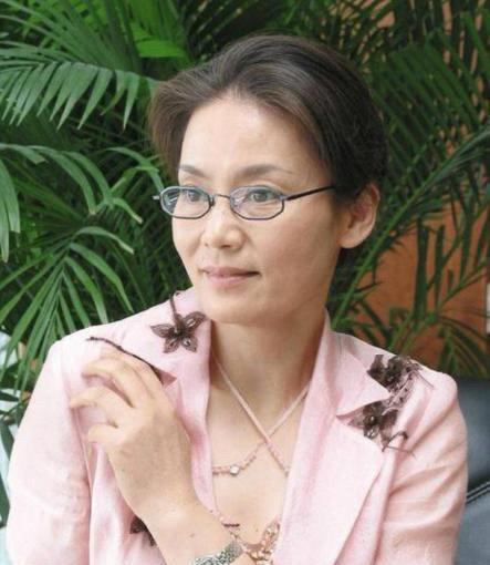 果然上海演员都不怎么折腾脸，70岁的潘虹自然老去的样子很美吧！