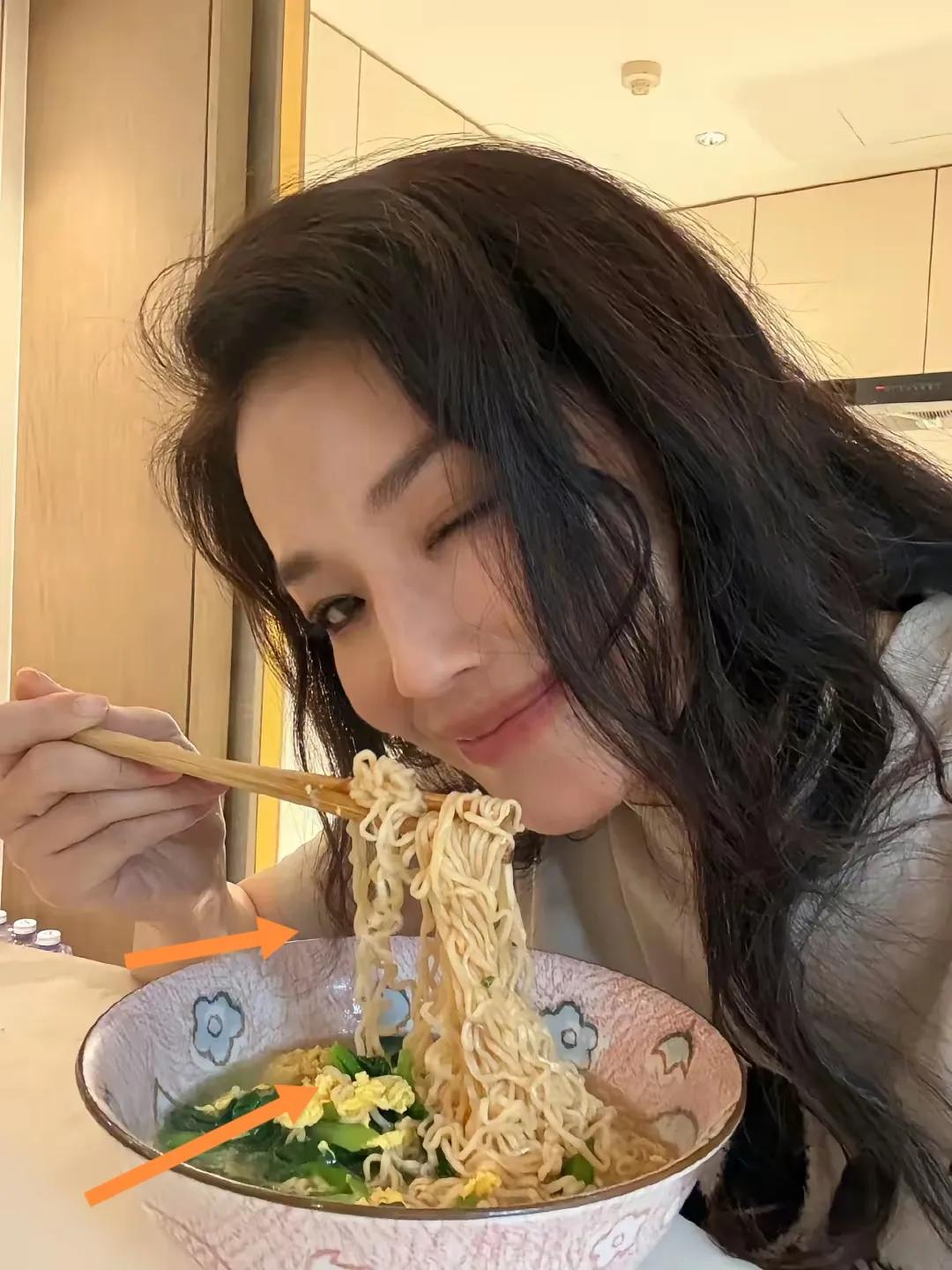 4月16日，台湾省舒淇（林立慧）50岁生日吃鸡蛋青菜长寿面条。