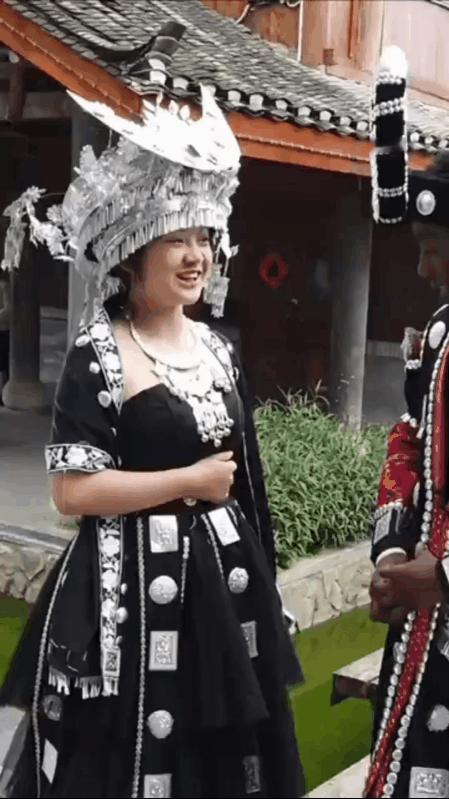 黑哥来苗寨旅游。立马就看上了一个苗族女子？他伸过来手让女子挽住他的胳膊，说是