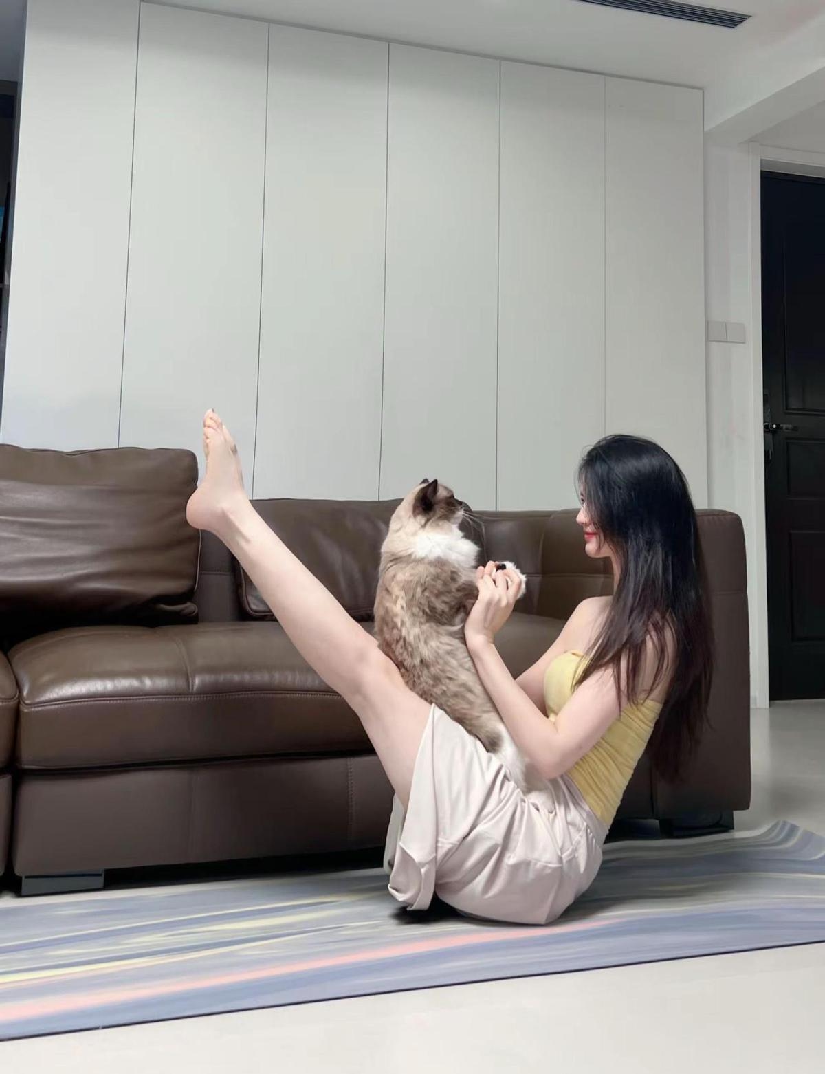我见过很多人在荒漠里练瑜伽，不是为了打卡，是真想把心事埋进沙子里。有人凌晨四点