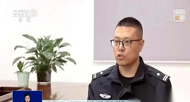 警察冲进去的时候,打印机还在“唰唰”地往外吐百元大钞。满屋子都是墨水味儿。我