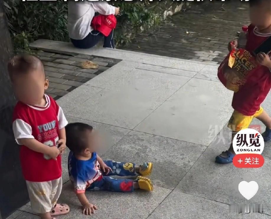 这个男人太苦了！9月16日，深圳，某地铁站附近有3个孩子独自待在垫子上玩耍，