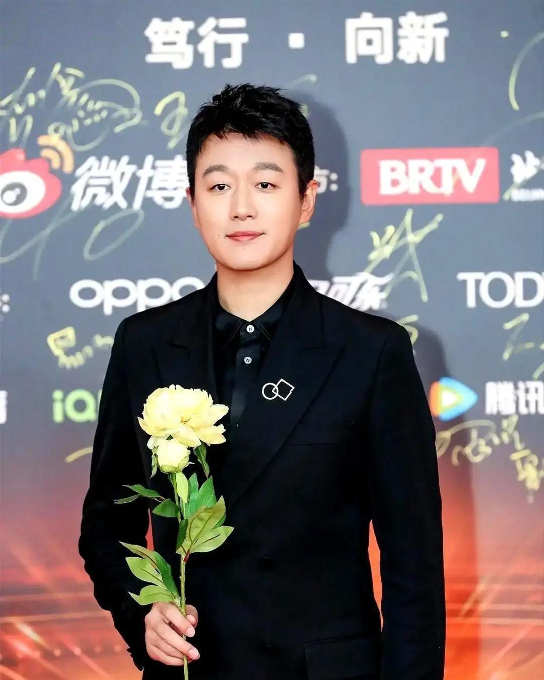 佟大为最近接受采访，说六岁那年他爸因公受伤成了植物人，他天天跑医院陪着，还自学针