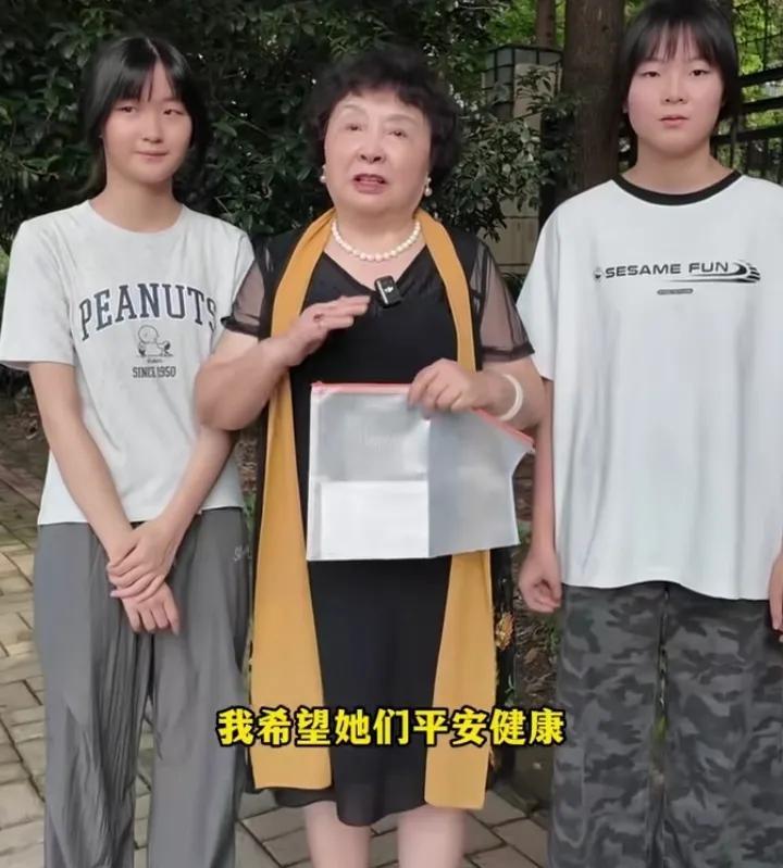 老太太六十岁时生的双胞胎女儿长大了，老太太陪着双胞胎女儿去参加中考。十几年前六