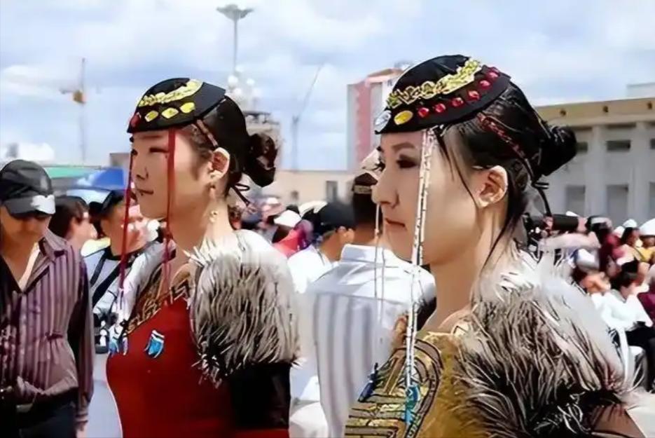 🌛外蒙对待东大是什么态度？其实，外蒙现在过得很拧巴，现实里离不开东大的买买