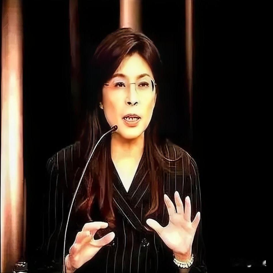 快来看“统派女神”郑丽文“冒火”了昨日国民党主席郑丽文在“蓝白会面”时