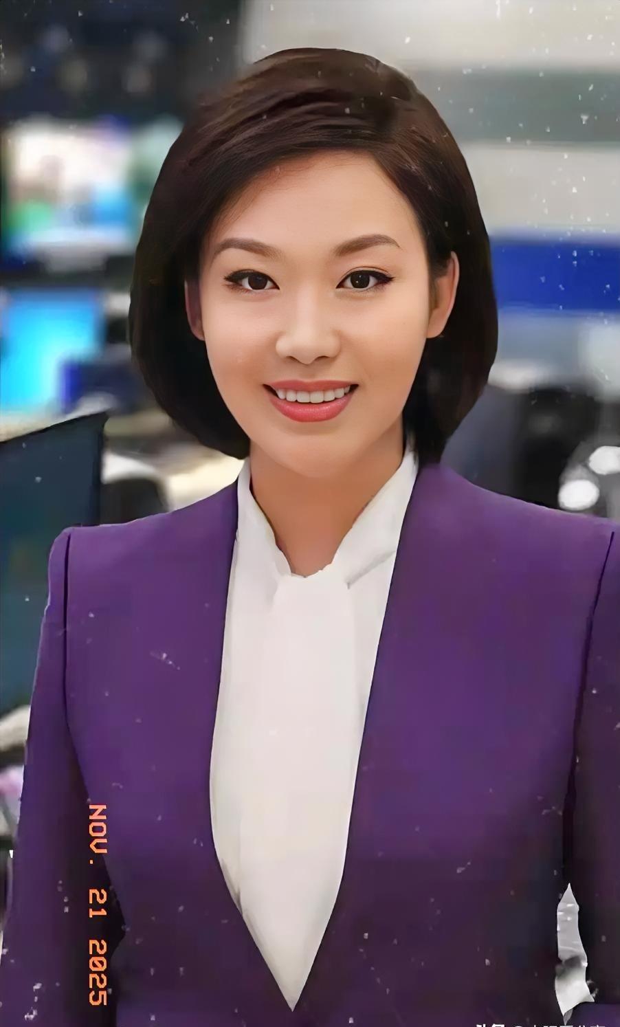 她笑起来像春风，说话像清风拂面。央视名嘴一姐海霞，终于卸下《新闻联播》的担子。