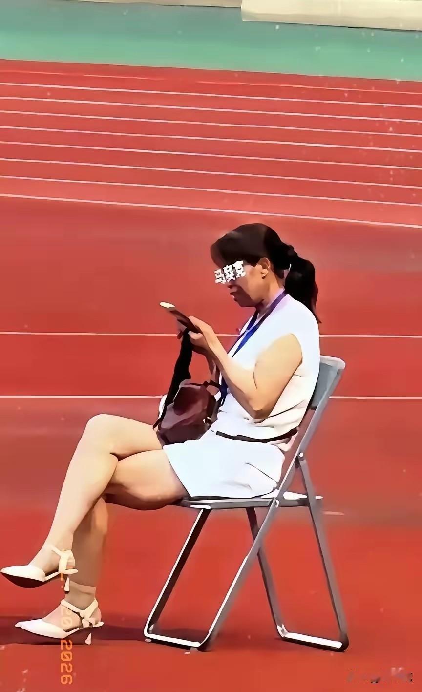 刷手机误大事啊！甘肃陇超万人在场的体育馆，这个女工作人员，国歌响起时，她竟然都无
