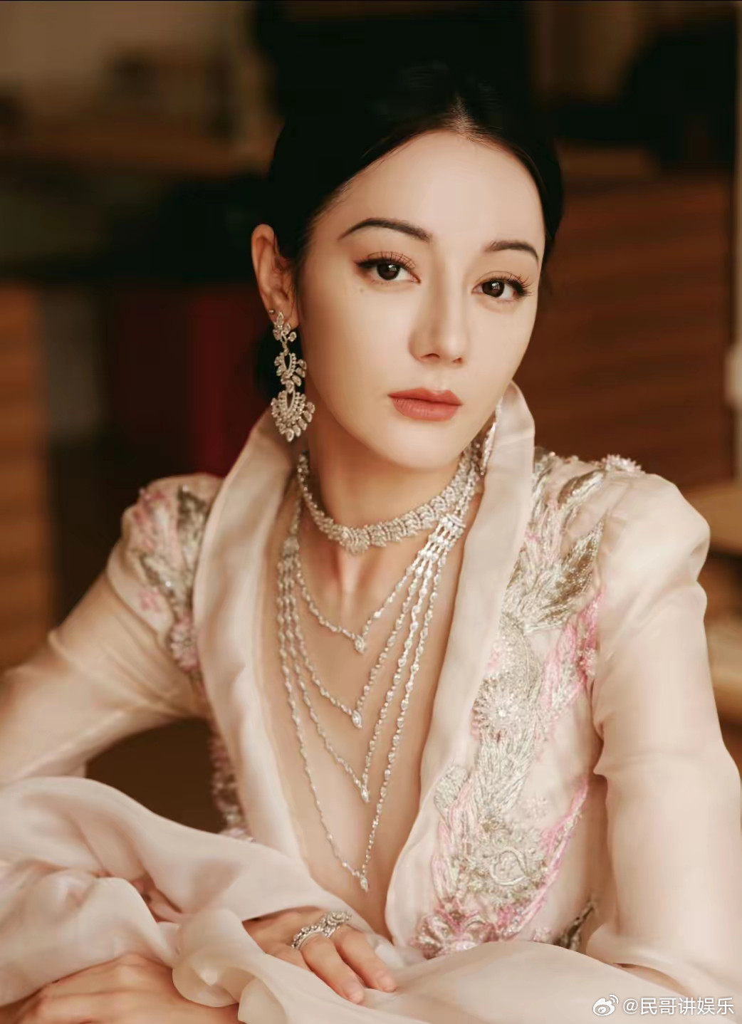这次VOGUE盛典，王一博没去，我能理解。​肖战没去，我也能理解，可是居然连迪丽