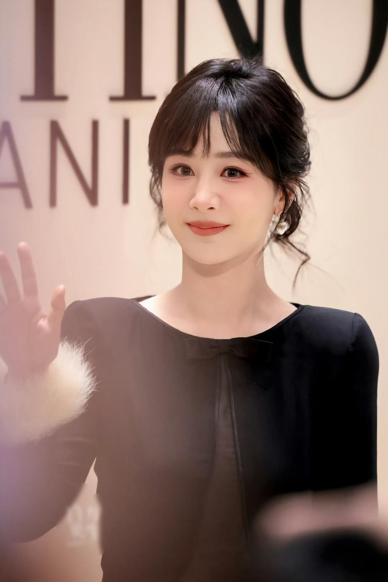 杨紫华伦千金既视感!有没有姐妹跟我一样，刷到杨紫这身华伦风造型，第一反应是“哇