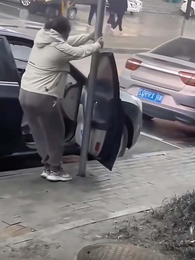 她这是怎么开的车门啊！