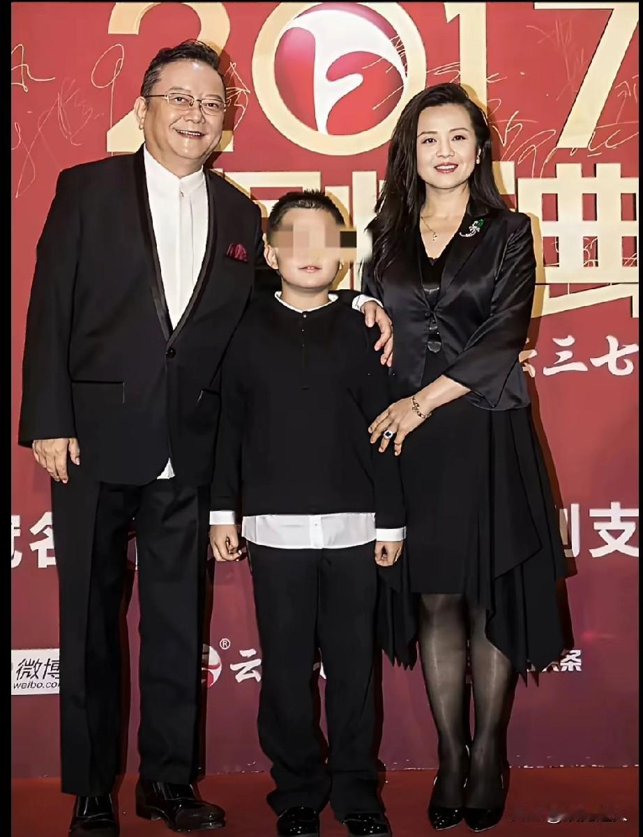 77岁王刚的晚年困局：老来得子真的是福吗？77岁的王刚，又一次让人窥见了晚