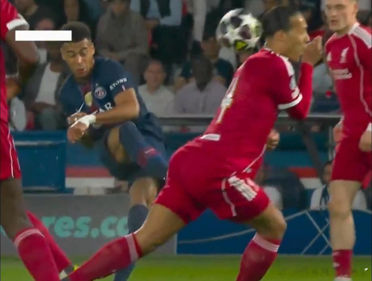 范迪克关于五后卫阵容：“他们就是这种踢法，不是吗。他们基本上满场游走、到处换位，