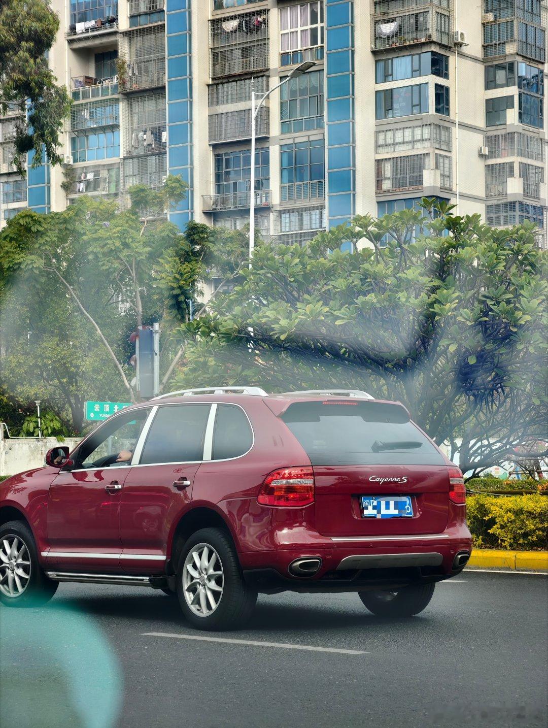 路上遇到一台红色老卡宴，跟我之前看的应该是同一台吧，原厂这红色应该也很难有第二台