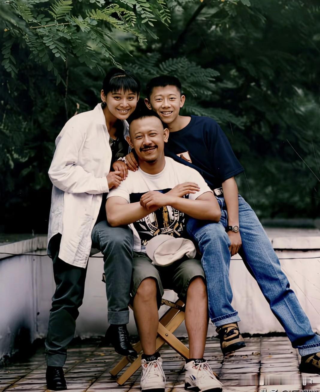 这张照片拍的特别有味道，一眼看过去，青春的气息扑面而来！那时候的他们全都正年