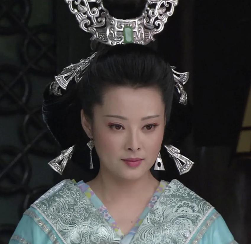 公元8年，王莽闯进姑姑王政君寝宫，张口索要传国玉玺，说：我坐上皇位后，保您后半生