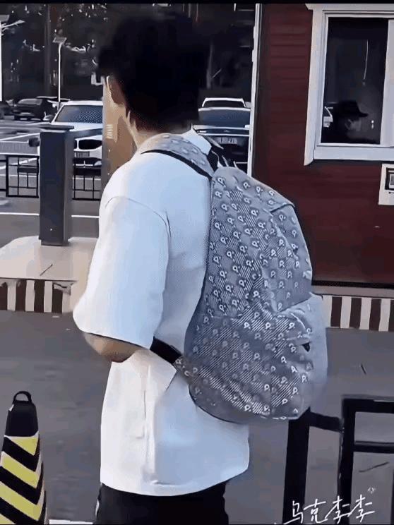 大头妙变高中生！白色体恤，黑色裤，身背双肩背，妥妥的一枚青春少年走了过去。如