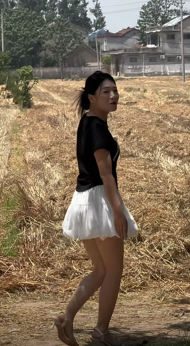 嫂子说回家收麦子，这是干活的样子吗？