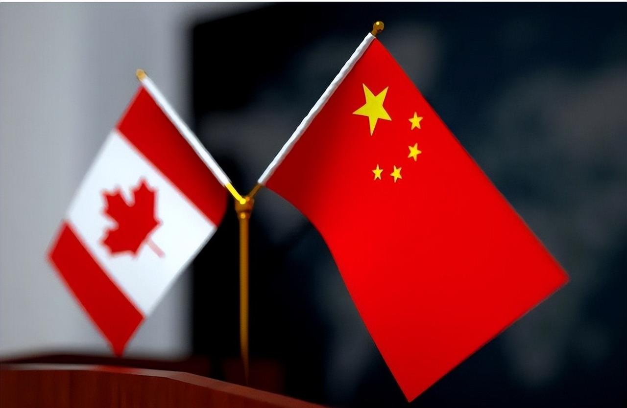 中加签了大单，美国脸色难看，加拿大真不管了？加拿大总理卡尼最近来中国待了几天，