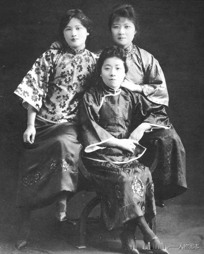 宋庆龄（左）、宋霭龄（中）、宋美龄（右）三姐妹合影