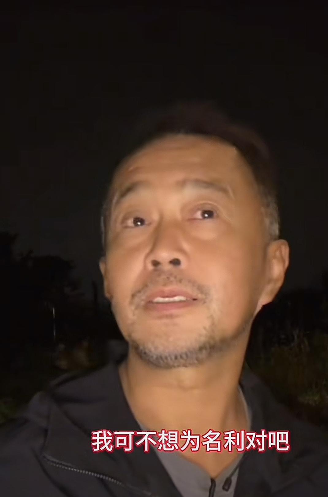 沈巍说,我这个年龄可不想为名利挤破头,一个很痛苦的事情就是:我比较适合讲的内容在