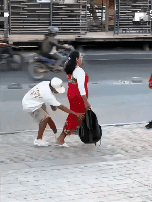 外国的“小偷公司”，这帮家伙就是团伙作案集体分账款。手法比变魔术还快，这女士大脑