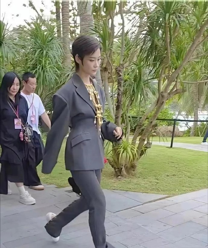 天呐，差点没认出来！好不容易看到穿裙子，怎么又穿回去了？